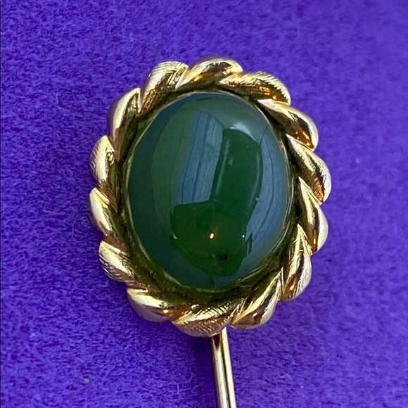 💛 Elegant Vintage Gold Plated Green Jade Brooch Pin - Picture 2 of 5